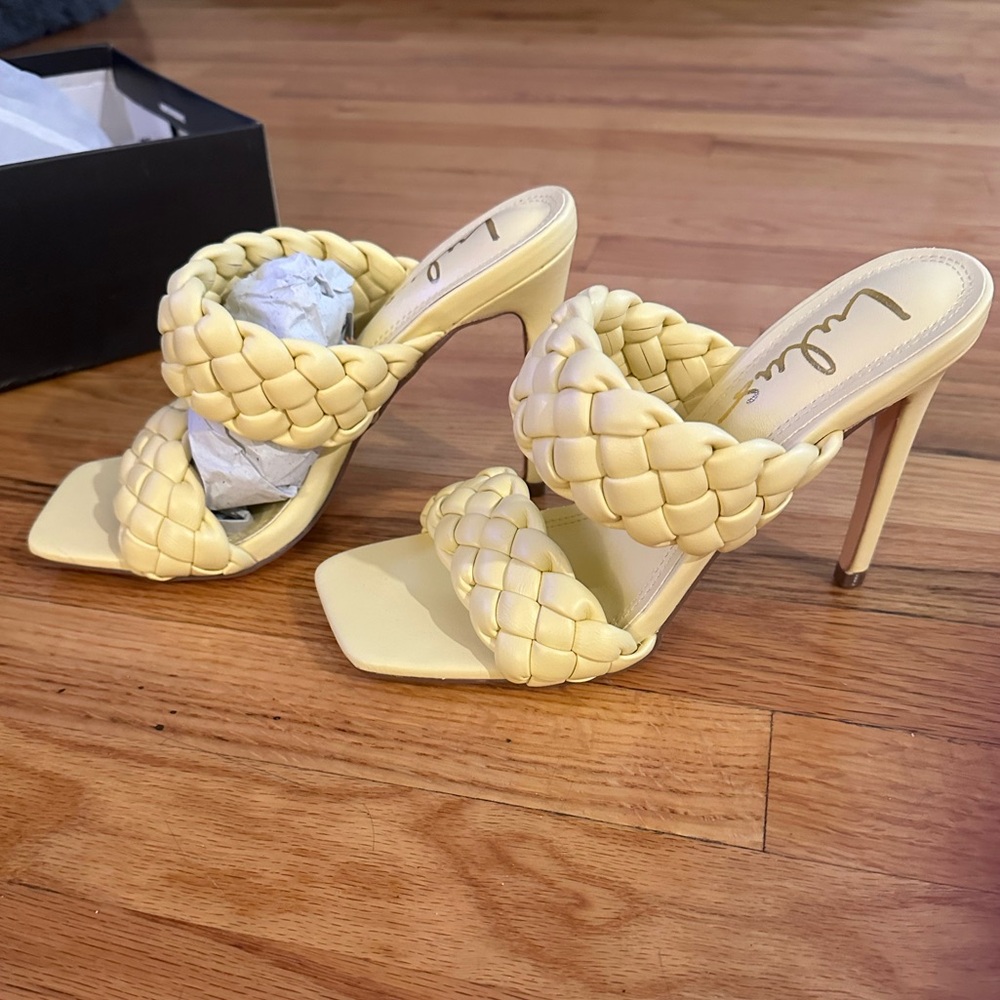 NIB* LULUS yellow Kakee woven stilettos 💛⭐️